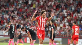 阿隆索西甲赛场胜利荣归家乡，球迷欢腾庆祝